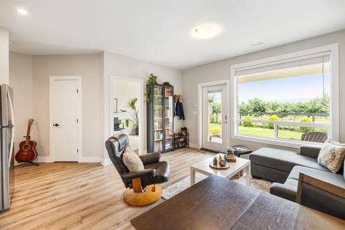 10392 Wedgewood Drive, Chilliwack, BC - Indoor Photo Showing Living Room