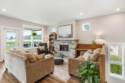 10392 Wedgewood Drive, Chilliwack, BC - Indoor Photo Showing Living Room With Fireplace