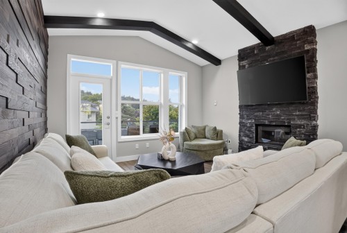7-5665 Promontory Road, Chilliwack, BC - Indoor Photo Showing Living Room With Fireplace