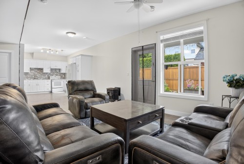 7-5665 Promontory Road, Chilliwack, BC - Indoor Photo Showing Living Room
