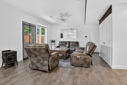 7-5665 Promontory Road, Chilliwack, BC - Indoor Photo Showing Living Room