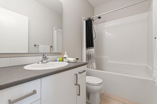 107-8413 Midtown Way, Chilliwack, BC - Indoor Photo Showing Bathroom
