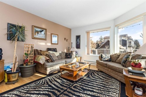 47360 Mountain Park Drive, Chilliwack, BC - Indoor Photo Showing Living Room