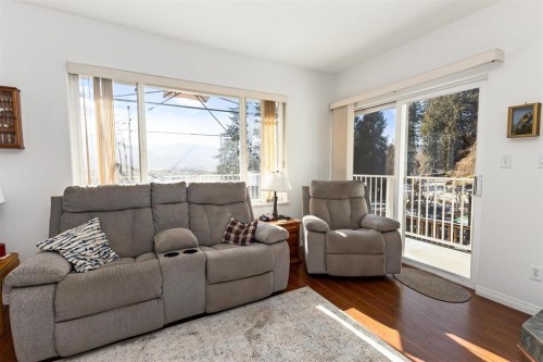 47360 Mountain Park Drive, Chilliwack, BC - Indoor Photo Showing Living Room