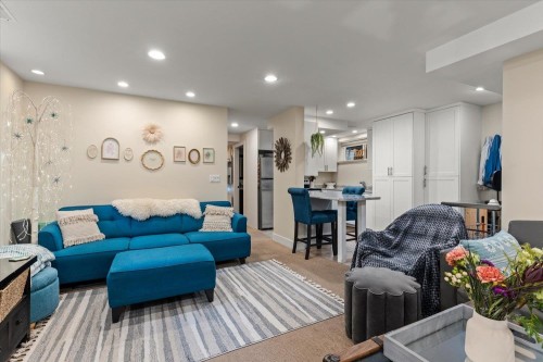 5801 Shawnigan Drive, Chilliwack, BC - Indoor Photo Showing Living Room
