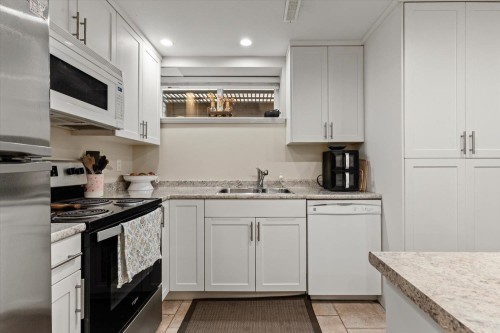 5801 Shawnigan Drive, Chilliwack, BC - Indoor Photo Showing Kitchen With Double Sink