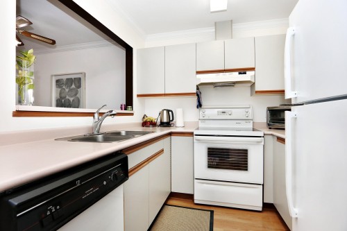 302-46005 Bole Avenue, Chilliwack, BC - Indoor Photo Showing Kitchen With Double Sink