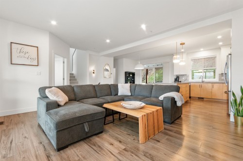1-6262 Rexford Drive, Chilliwack, BC - Indoor Photo Showing Living Room