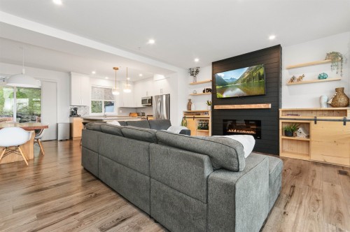 1-6262 Rexford Drive, Chilliwack, BC - Indoor Photo Showing Living Room With Fireplace