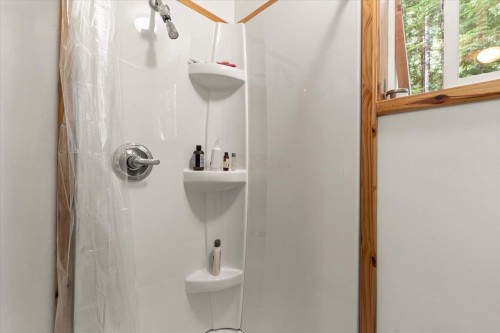 5123 Paulsen Road W, Chilliwack, BC - Indoor Photo Showing Bathroom