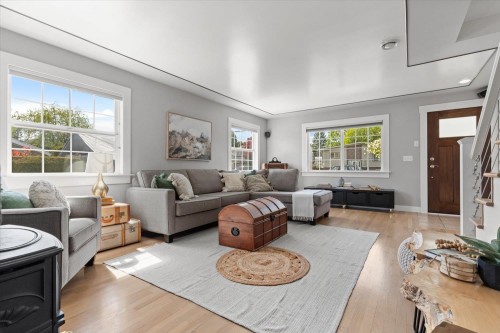6464 Reid Road, Chilliwack, BC - Indoor Photo Showing Living Room