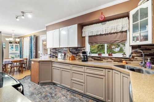 8668 Coventry Place, Chilliwack, BC - Indoor Photo Showing Kitchen With Double Sink