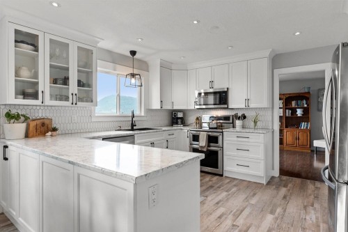 47345 Swallow Crescent, Chilliwack, BC - Indoor Photo Showing Kitchen With Upgraded Kitchen