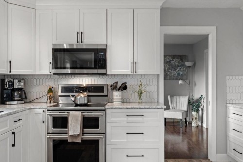47345 Swallow Crescent, Chilliwack, BC - Indoor Photo Showing Kitchen With Upgraded Kitchen