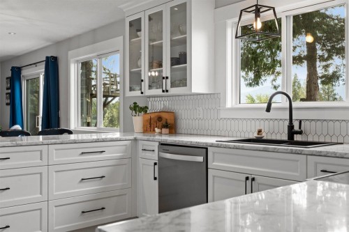 47345 Swallow Crescent, Chilliwack, BC - Indoor Photo Showing Kitchen With Upgraded Kitchen