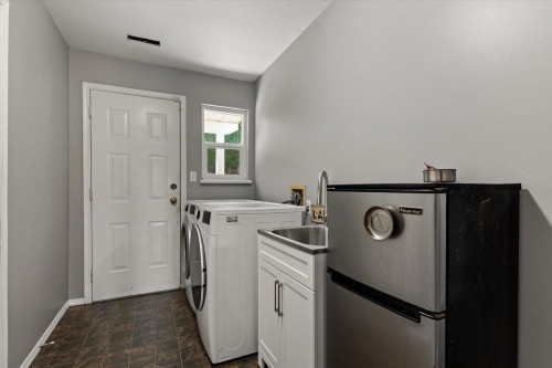 5633 Kathleen Drive, Chilliwack, BC - Indoor Photo Showing Laundry Room