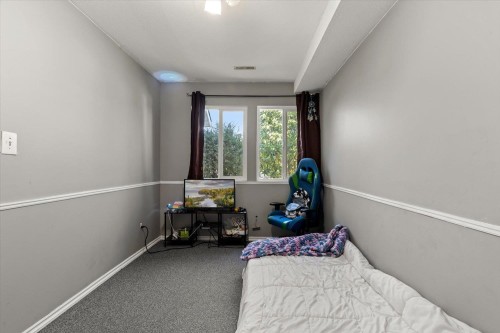 5633 Kathleen Drive, Chilliwack, BC - Indoor Photo Showing Bedroom