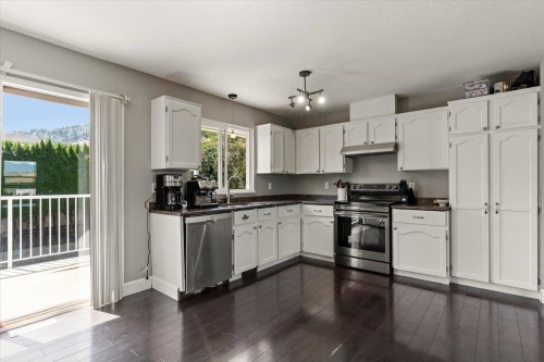 5633 Kathleen Drive, Chilliwack, BC - Indoor Photo Showing Kitchen