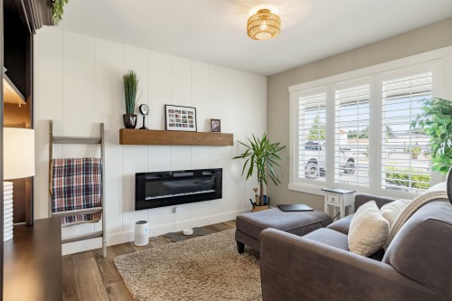 45736 Higginson Road, Chilliwack, BC - Indoor Photo Showing Living Room With Fireplace