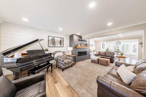 45736 Higginson Road, Chilliwack, BC - Indoor Photo Showing Living Room With Fireplace