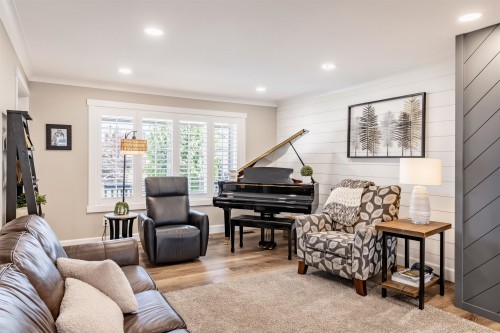 45736 Higginson Road, Chilliwack, BC - Indoor Photo Showing Living Room