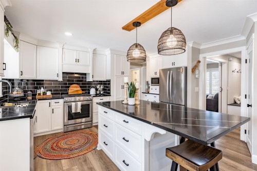 45736 Higginson Road, Chilliwack, BC - Indoor Photo Showing Kitchen With Double Sink With Upgraded Kitchen