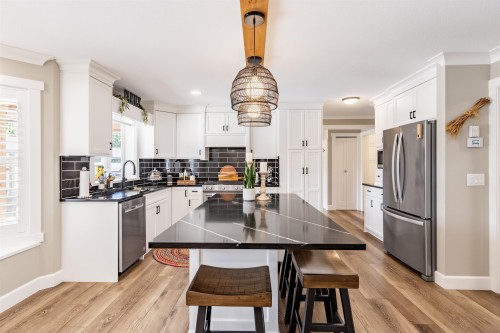 45736 Higginson Road, Chilliwack, BC - Indoor Photo Showing Kitchen