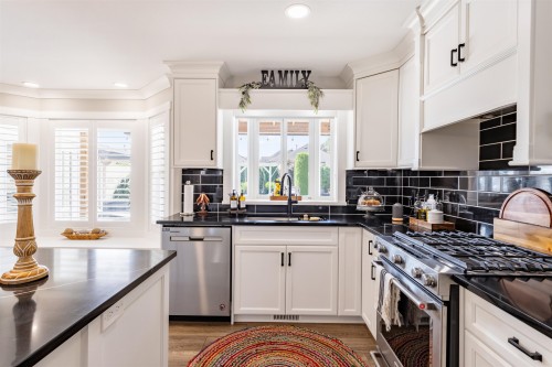 45736 Higginson Road, Chilliwack, BC - Indoor Photo Showing Kitchen With Double Sink With Upgraded Kitchen