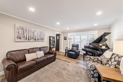 45736 Higginson Road, Chilliwack, BC - Indoor Photo Showing Living Room