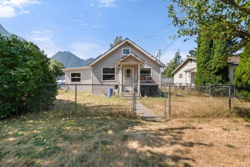 944 3rd Avenue  Hope, BC V0X 1L0