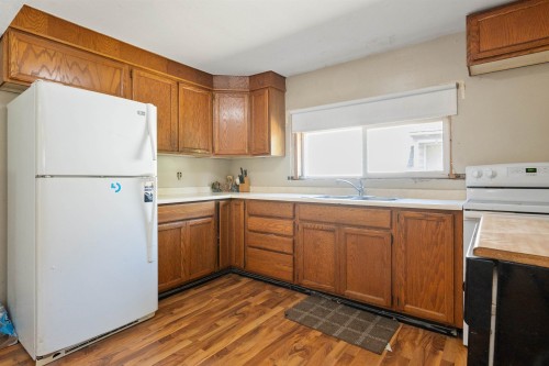 944 3Rd Avenue, Hope, BC - Indoor Photo Showing Kitchen