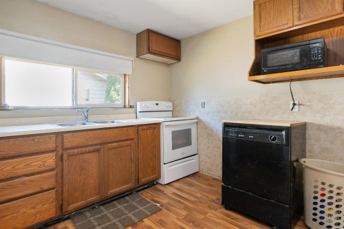 944 3Rd Avenue, Hope, BC - Indoor Photo Showing Kitchen With Double Sink