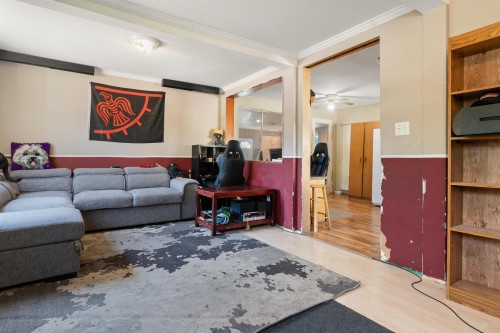 944 3Rd Avenue, Hope, BC - Indoor Photo Showing Living Room