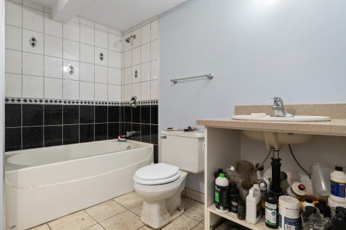944 3Rd Avenue, Hope, BC - Indoor Photo Showing Bathroom