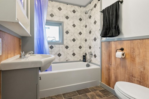 944 3Rd Avenue, Hope, BC - Indoor Photo Showing Bathroom