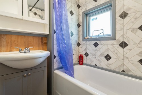 944 3Rd Avenue, Hope, BC - Indoor Photo Showing Bathroom