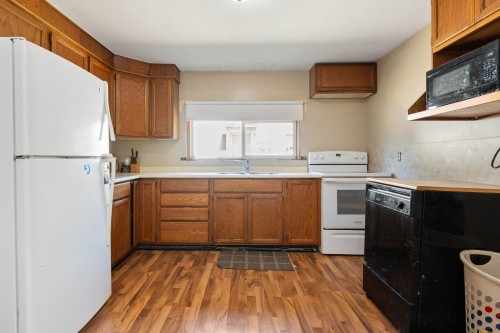 944 3Rd Avenue, Hope, BC - Indoor Photo Showing Kitchen