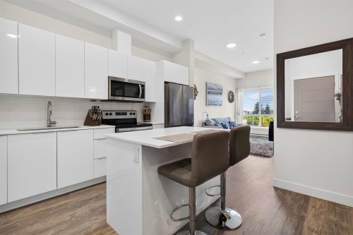 403-9450 Robson Street, Chilliwack, BC - Indoor Photo Showing Kitchen With Stainless Steel Kitchen