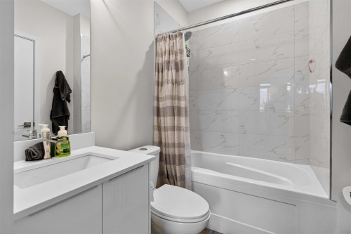 403-9450 Robson Street, Chilliwack, BC - Indoor Photo Showing Bathroom