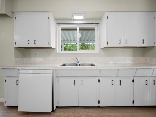 10059 Killarney Drive, Chilliwack, BC - Indoor Photo Showing Kitchen With Double Sink