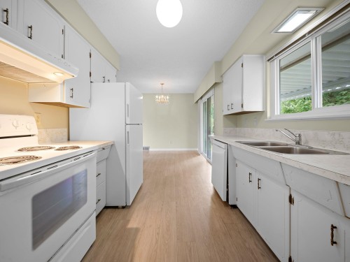 10059 Killarney Drive, Chilliwack, BC - Indoor Photo Showing Kitchen With Double Sink