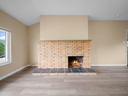 10059 Killarney Drive, Chilliwack, BC - Indoor With Fireplace