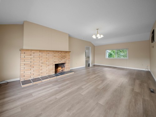 10059 Killarney Drive, Chilliwack, BC - Indoor Photo Showing Living Room With Fireplace