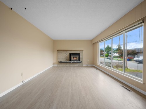 10059 Killarney Drive, Chilliwack, BC - Indoor Photo Showing Living Room With Fireplace