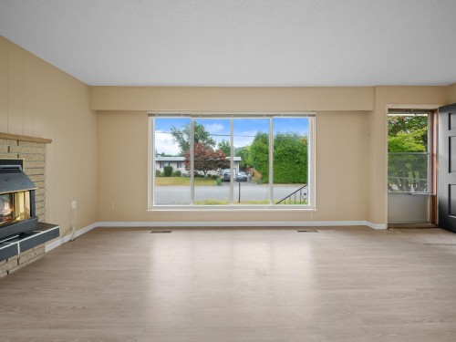 10059 Killarney Drive, Chilliwack, BC - Indoor Photo Showing Living Room With Fireplace
