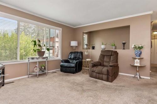 714 River Parade, Hope, BC - Indoor Photo Showing Living Room