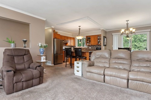 714 River Parade, Hope, BC - Indoor Photo Showing Living Room