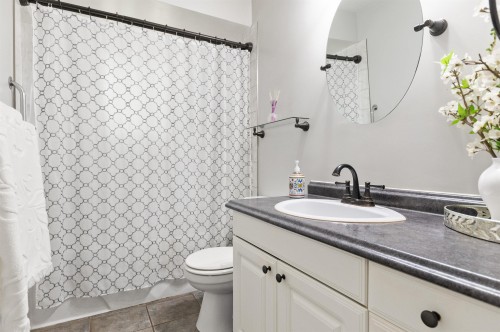 714 River Parade, Hope, BC - Indoor Photo Showing Bathroom