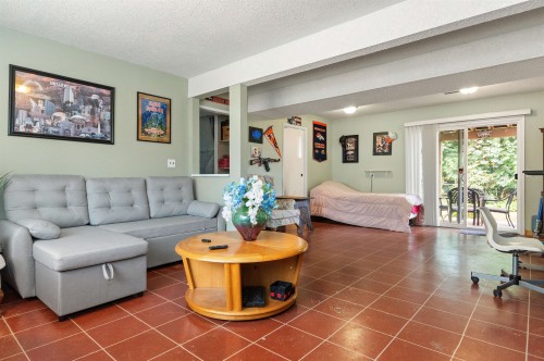 714 River Parade, Hope, BC - Indoor Photo Showing Living Room