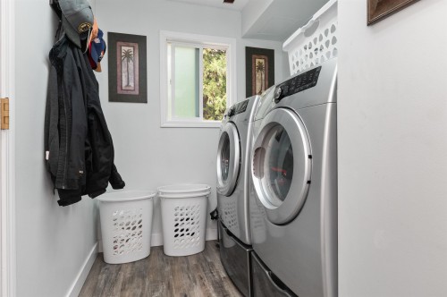 714 River Parade, Hope, BC - Indoor Photo Showing Laundry Room